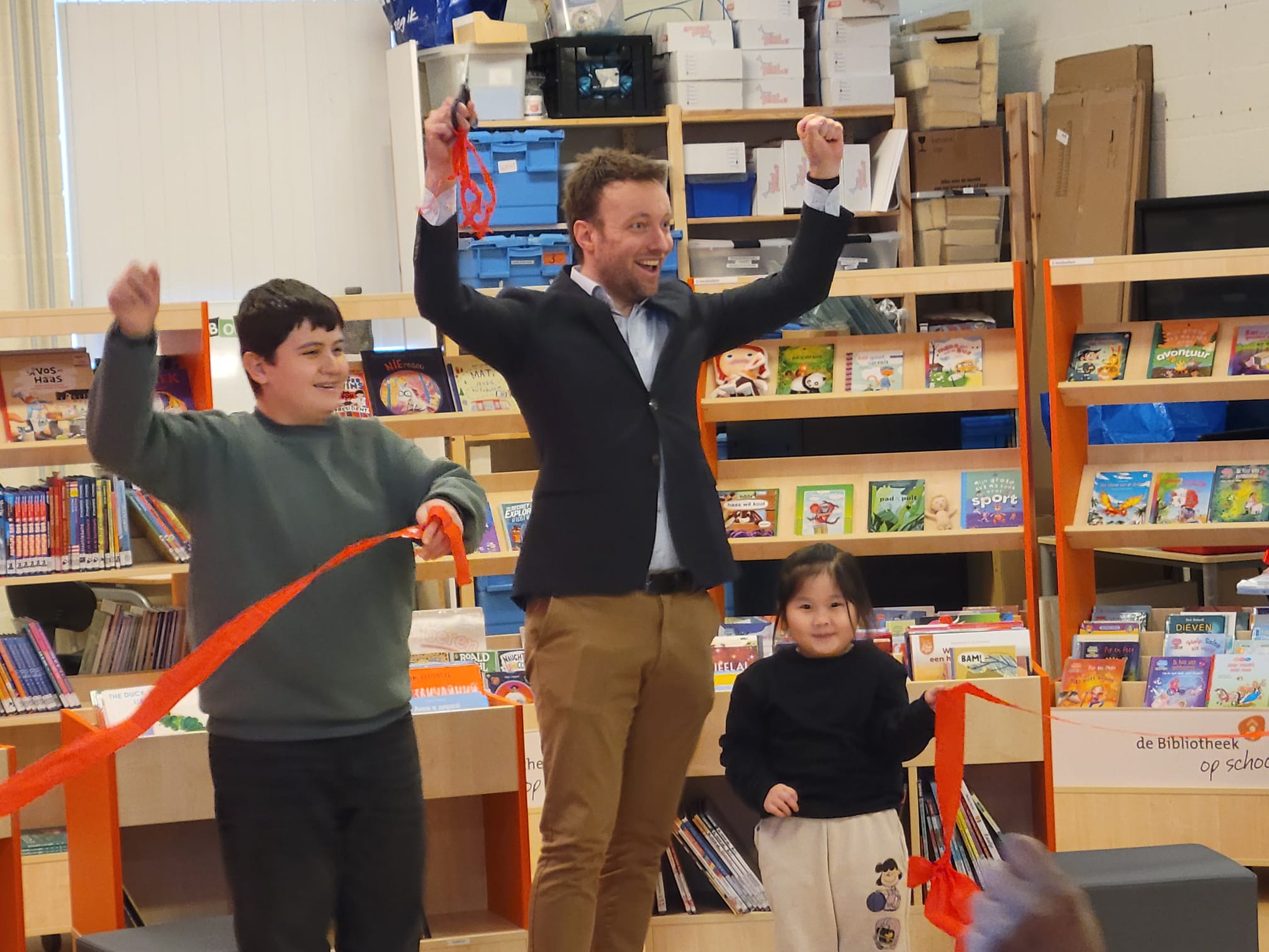 De bibliotheek op school van De Globe is geopend. De kinderen kunnen lekker lezen in hun eigen taal én in het Nederlands.